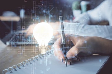 Arka planda not alan insanların üzerine çizim yapan ampullerin çifte pozu. Fikir kavramı