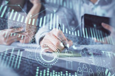 Kadın ve erkeğin birlikte çalışması ve hologram çizimi. Teknoloji konsepti. Bilgisayar arkaplanı.