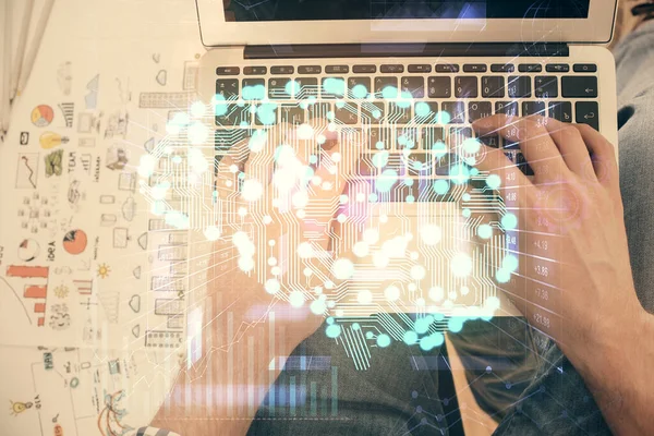 Bilgisayar Klavyesinde Beyin Hologramı Çizimlerinde Insan Elinin Çifte Pozu Üst — Stok fotoğraf