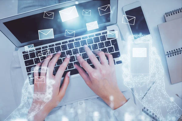 Doppia Esposizione Delle Mani Della Donna Che Lavorano Computer Avvolgono — Foto Stock