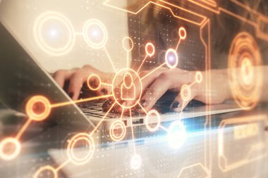 Kadın elinin bilgisayar ve sosyal ağ temalı hologram çizimlerinde çifte pozlama. Halk medyası kavramı.