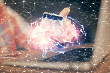 Kredi kartı ve beyin temalı çizimlerle bilgisayarda yazarken çift pozlama. E-ticaret ve yapay zeka kavramı.