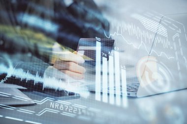 İnternetten alışveriş yapan bir kadının elinde kredi kartı ve teknoloji temalı bir çizim tutarken birden fazla pozu. Teknoloji konsepti.