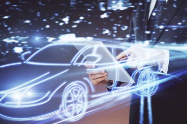 Dijital bir cihaz ve otomobil temalı hologram çizimi kullanarak insanın elini tutarken çift pozlama. Teknoloji konsepti.