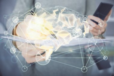 Beyin çizimine çift pozlama ve cep telefonu kullanan kadın hologramı..