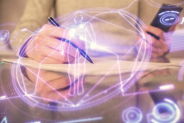 Eğitim temasının çifte pozlandırılması hologram ve cep telefonu kullanan bir kadın..