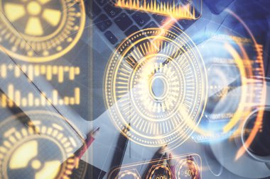 Teknoloji hologramı masaüstü arka planında bilgisayarın üzerine çiziyor. Üst Manzara. Çifte maruziyet. Teknoloji kavramı.