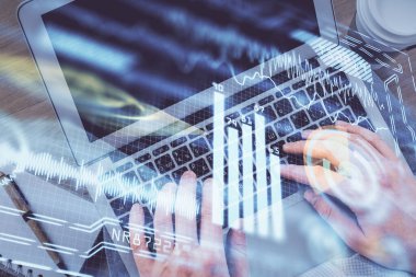 Bilgisayar klavyesinin ve teknik temalı hologram çiziminin üzerine yazarken iki kez görüntülenmiş. Üst Manzara. Teknoloji konsepti.