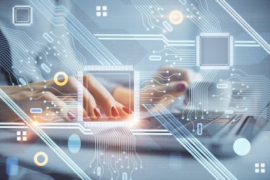 Bilgisayar ve veri temalı hologram çizimleri üzerinde çalışan kadın ellerine çok fazla maruz kalma. Teknoloji kavramı.