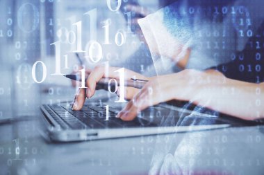 Bilgisayar ve veri temalı hologram çizimleri üzerinde çalışan kadın ellerine çok fazla maruz kalma. Teknoloji kavramı.