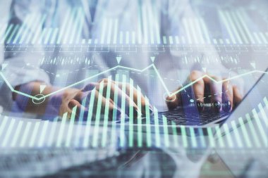 Bilgisayar ve veri temalı hologram çizimlerinde çalışan kadın elleri çift pozlama. Teknoloji kavramı.