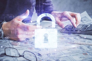 Dijital bir cihaz ve kilit çizimi kullanan bir adamın el ele tutuşması. Güvenlik kavramı.