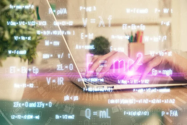 컴퓨터로 타이핑하는 홀로그램 그림이야 — 스톡 사진