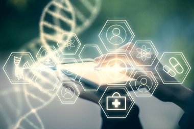 İki kez DNA eşkali çıkarılmış hologram ve cep telefonu kullanan bir kadın. Eğitim kavramı.