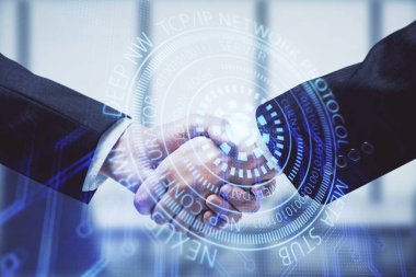 İki kişinin veri temalı hologramı ve el sıkışması. Bilişim endüstrisi konseptinde ortaklık.