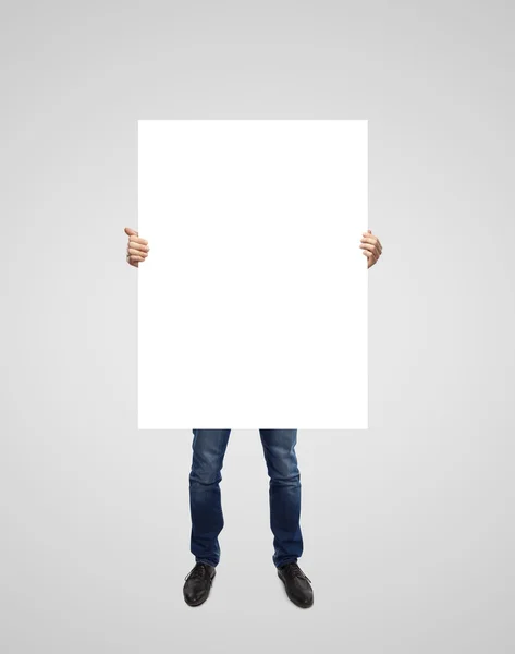 Uomo che tiene poster — Foto Stock