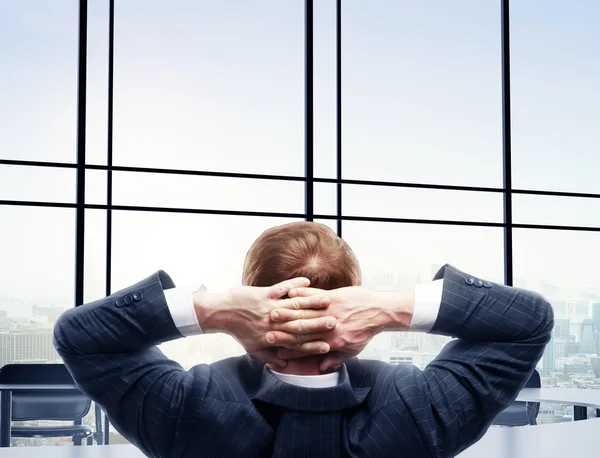 Uomo che guarda alla finestra — Foto Stock