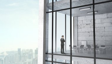 Ofiste duran bir iş adamı.