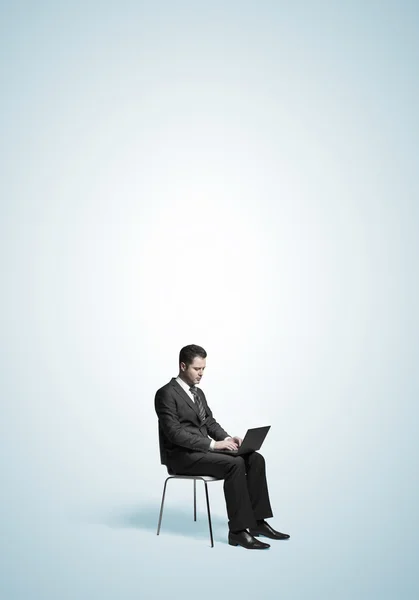 Businessman with laptop — Stock Photo, Image