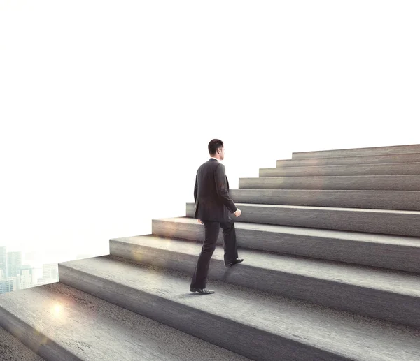 Hombre de negocios escalando — Foto de Stock