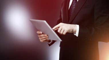 Dijital tablet ile işadamı