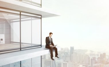 laptop ile oturan işadamı