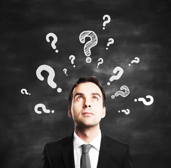 soru işaretleri ile işadamı