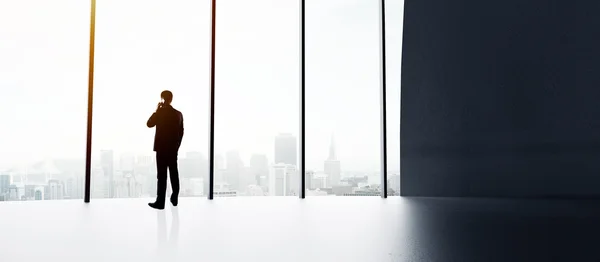 Homme d'affaires avec téléphone portable i — Photo