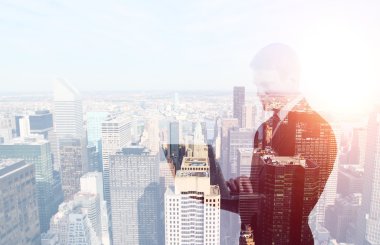 laptop ile ayakta işadamı