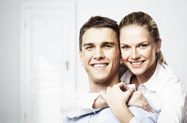 Hombre y mujer sonrientes —  Fotos de Stock