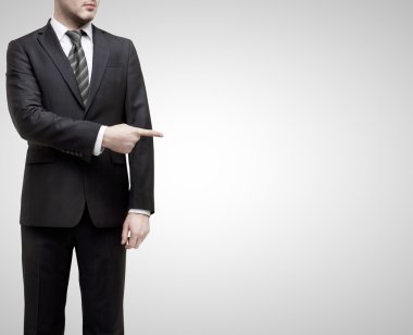 işadamı parmağını gösterir