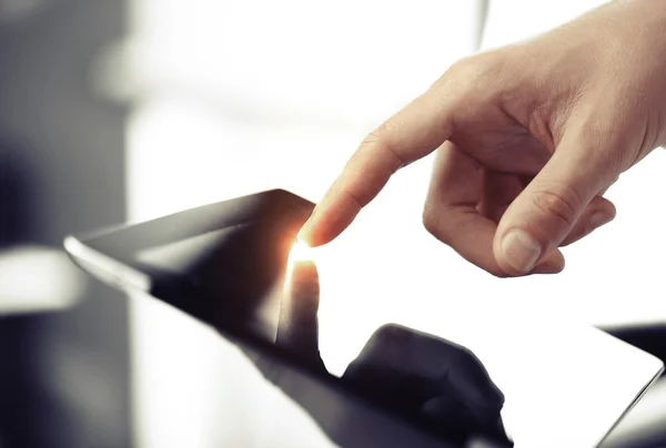 Hand holding tablet — Stock Photo, Image