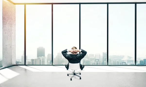 Hombre de negocios sentado en la oficina — Foto de Stock