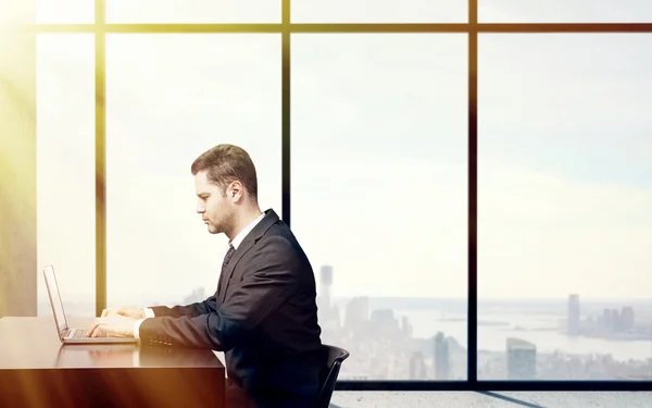 Geschäftsmann sitzt im Büro — Stockfoto