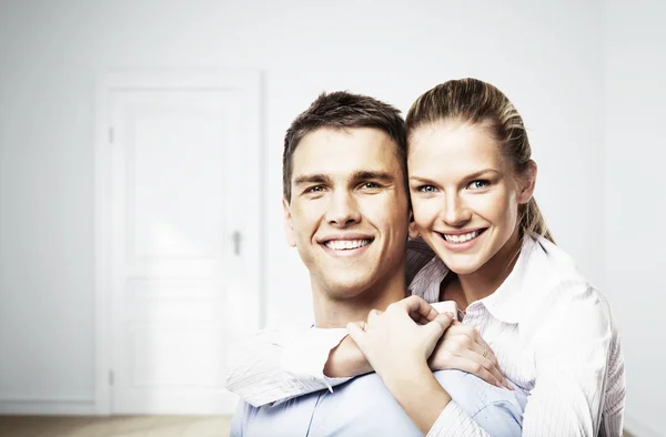 Lächelnder Mann und Frau — Stockfoto