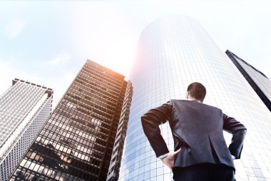 işadamı gökdelen üzerinde seyir