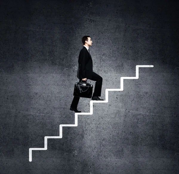 Hombre subiendo en escalera —  Fotos de Stock