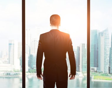 Ofiste duran bir iş adamı.