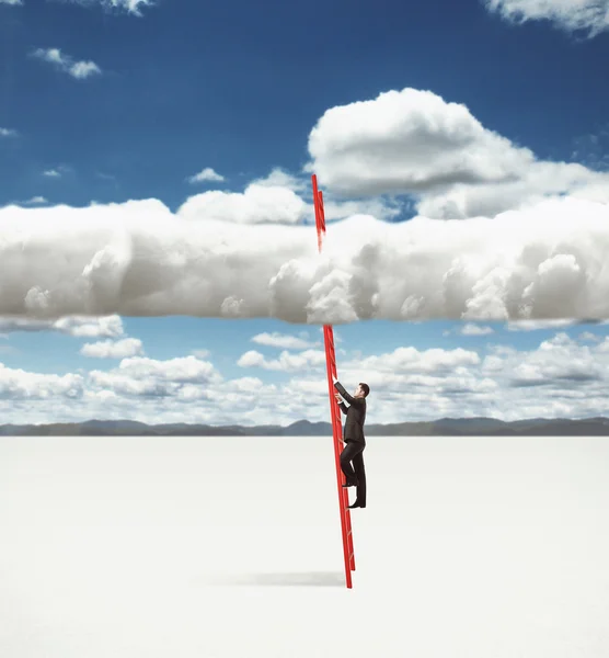 Człowiek wspinaczka na chmury — Zdjęcie stockowe