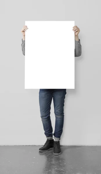 Hipster segurando cartaz em branco — Fotografia de Stock