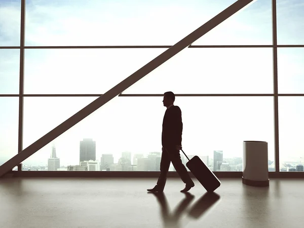 Geschäftsmann zu Fuß in Flughafen — Stockfoto