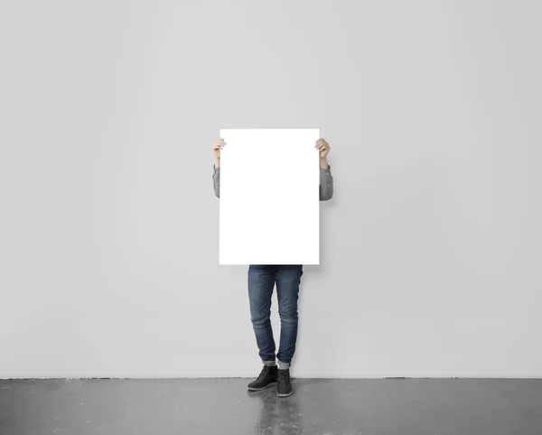 Hipster holding blank cartel — Foto de Stock