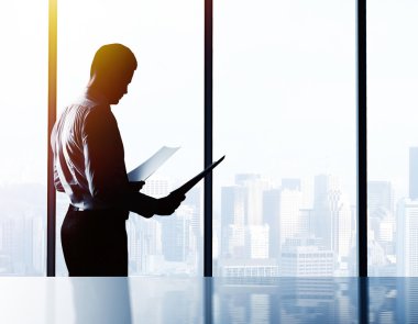 kağıt ile işadamı