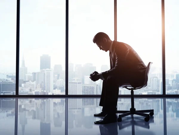 Muž sedí v kanceláři — Stock fotografie