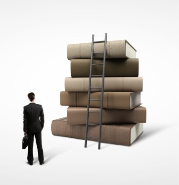 işadamı kitap yığını duran