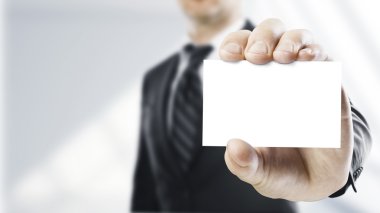 adam boş kartvizit uzatarak