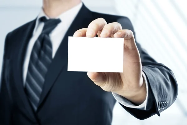 Hombre entregando una tarjeta de visita en blanco —  Fotos de Stock