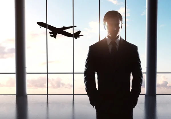 Empresário de pé no aeroporto — Fotografia de Stock