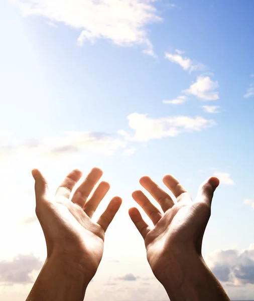 Hands reach for sky — Stock Photo, Image