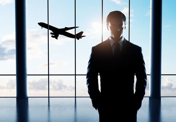 Biznesmen stojący w porcie lotniczym — Zdjęcie stockowe